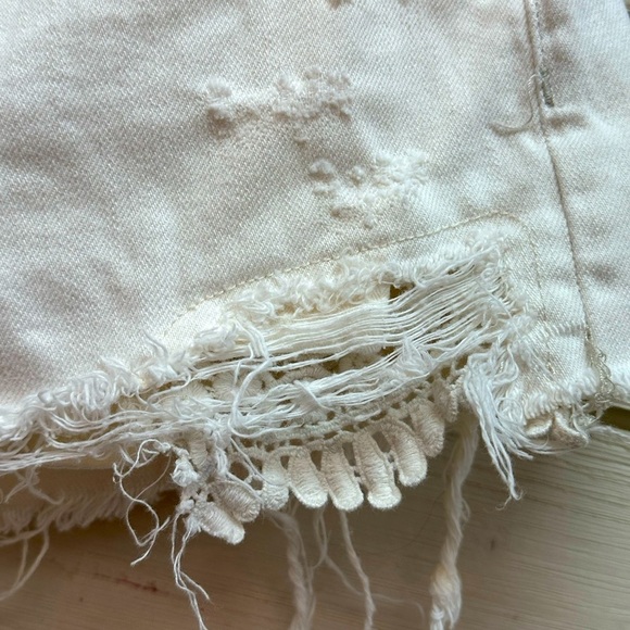 We The Free by Free People White Distressed Denim Shorts Size 26 - Picture 4 of 6